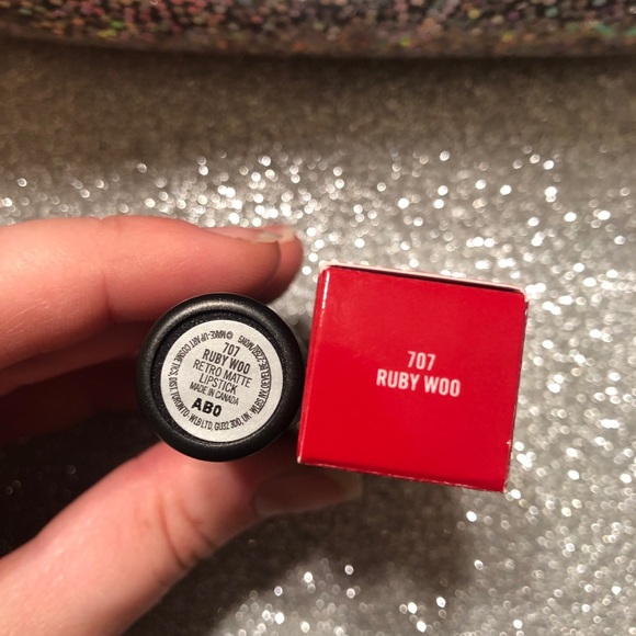 BNIB! MAC Retro Matte Lipstick in Ruby Woo 707 💄 - Picture 2 of 5